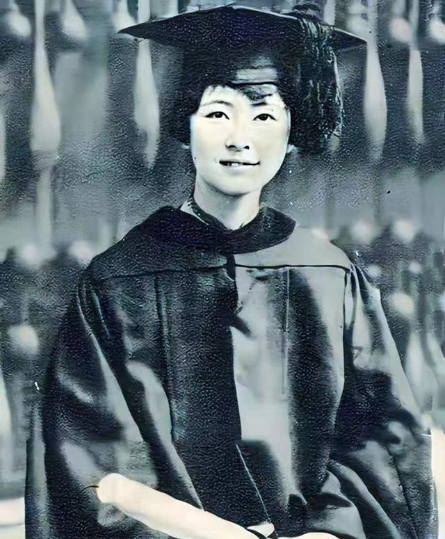 但也因为林徽因对于艺术的敏感,每次在交建筑设计的作业时,林徽因总是