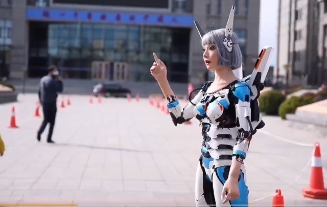 现实版阿丽塔!大连美女仿生机器人化身防疫志愿者
