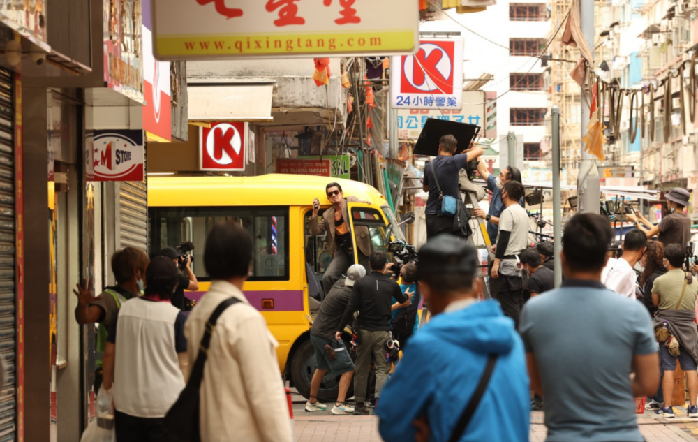 与张可颐在闹市街头拍摄枪战 郭富城罕见扮丑以哨牙造型拍戏