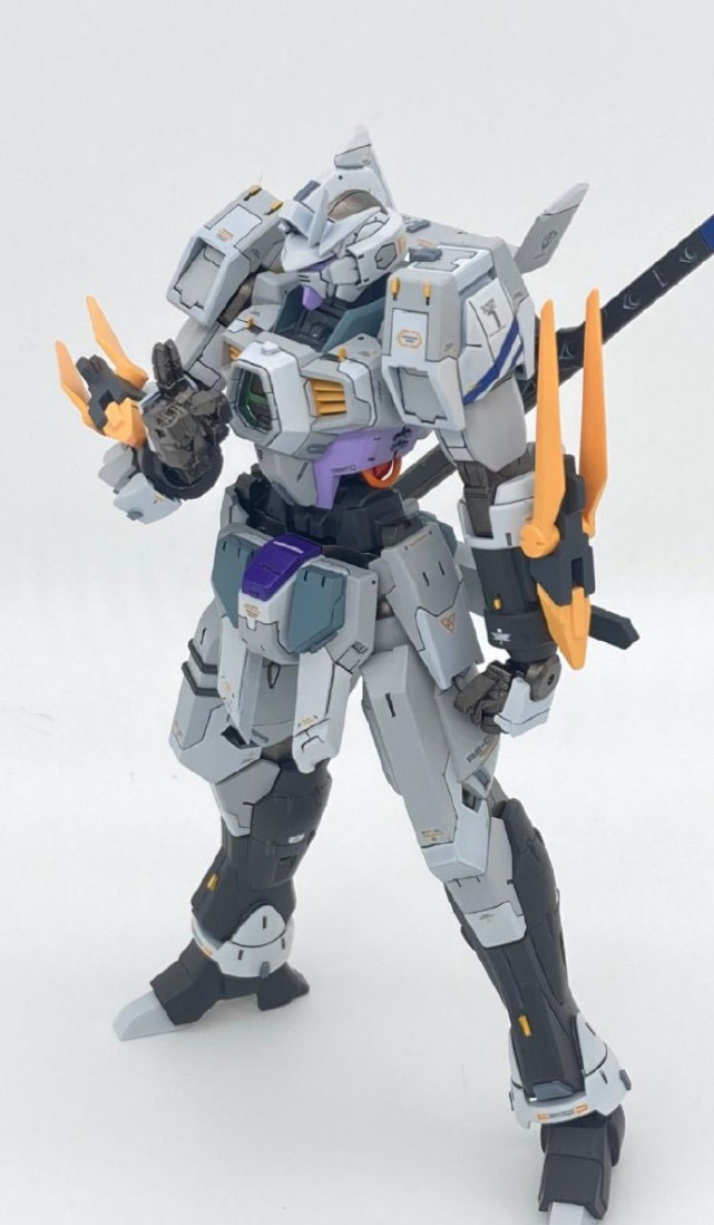 比较有名的是日本一模友使用age-1高达模型改造的各种假面骑士模型