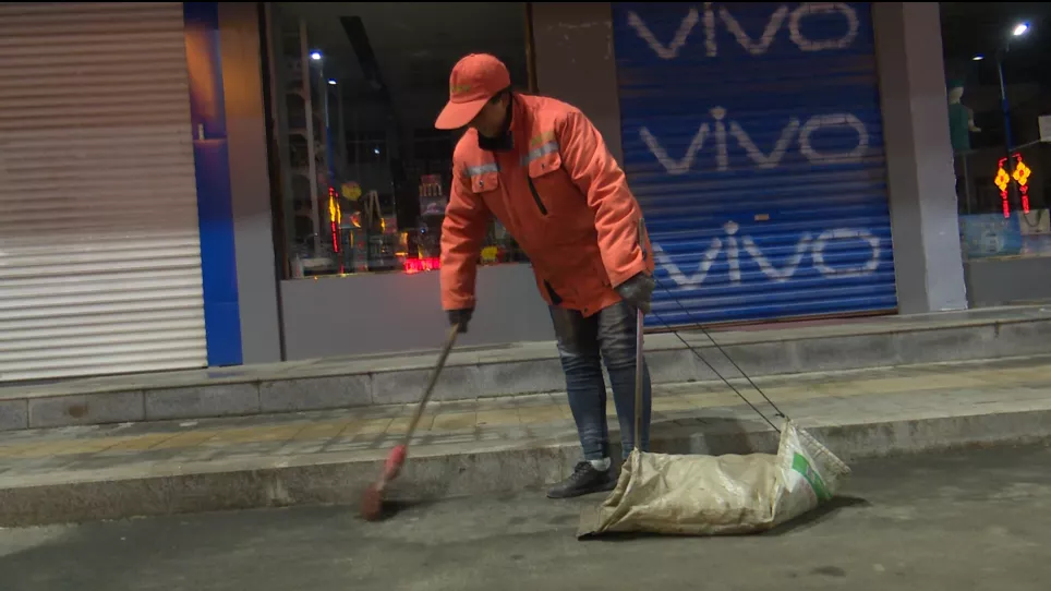 寒风中的坚守:冬日里的环卫工人_腾讯新闻