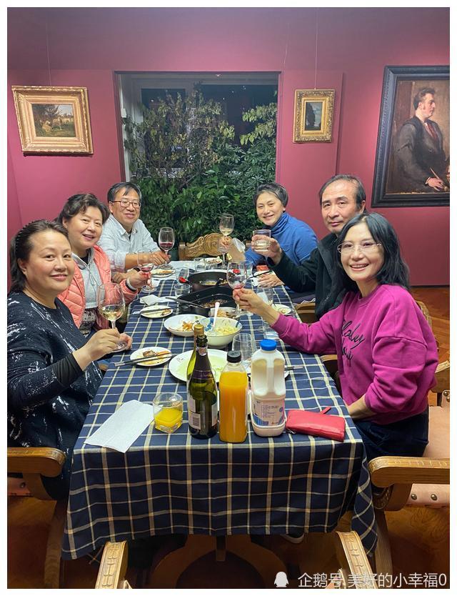 "这里说的"有人",指的是她的现任丈夫,著名画家莫大风.