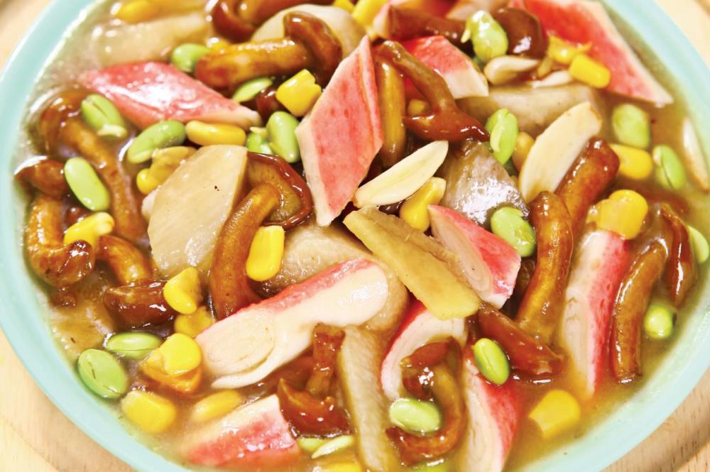 滑子菇炒蟹柳五彩缤纷,口感丰富,味道鲜美