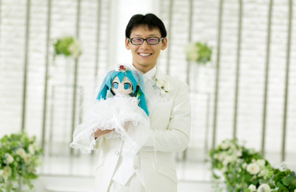 当初不顾一切将初音未来娶回家的男人晒出婚后照片现在过得怎么样