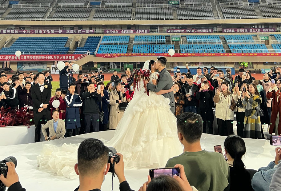 1米85帅老公单膝跪地,百人见证