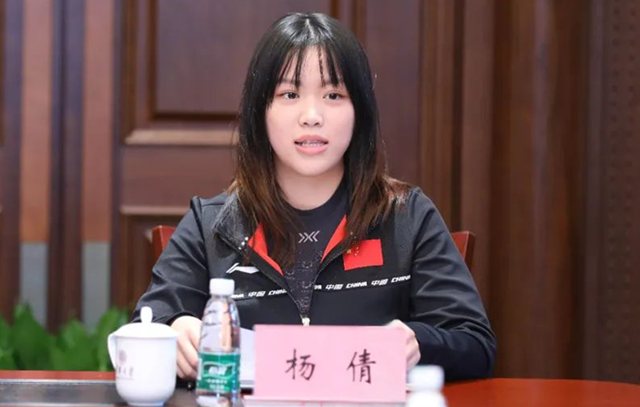 杨倩出席签约仪式披肩长发坐姿端庄奥运会后喜讯连连