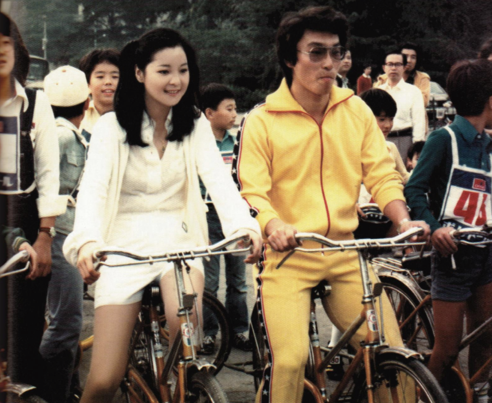 据说,邓丽君有过多段恋情,最后她却选择了法国的奶油小生保罗