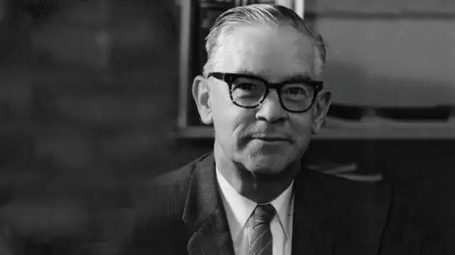 保罗·莱兰·柯克博士案发现场的墙上,壁橱上,都带有不同形态的血迹