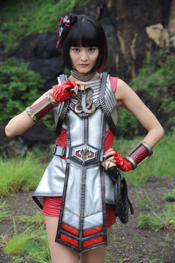 其扮演者也是假面骑士铠武里的桃子姐,本身就是特摄演员出身,桃子姐的