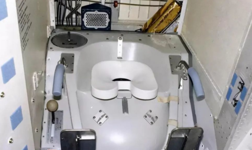 太空厕所"演变史":神舟13号航天员在太空住6个月,怎么如厕?_腾讯新闻