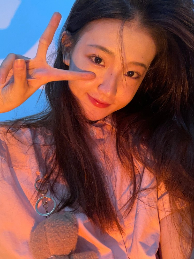 视频中的主人公名叫孟羽童,今年22岁,毕业于浙江大学