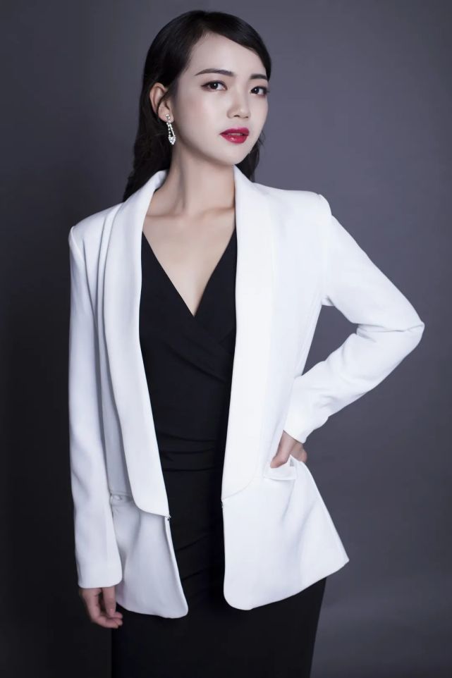 徐艺菲国家一级教师,普通话一级甲等,高级家庭教育指导师;国家二级