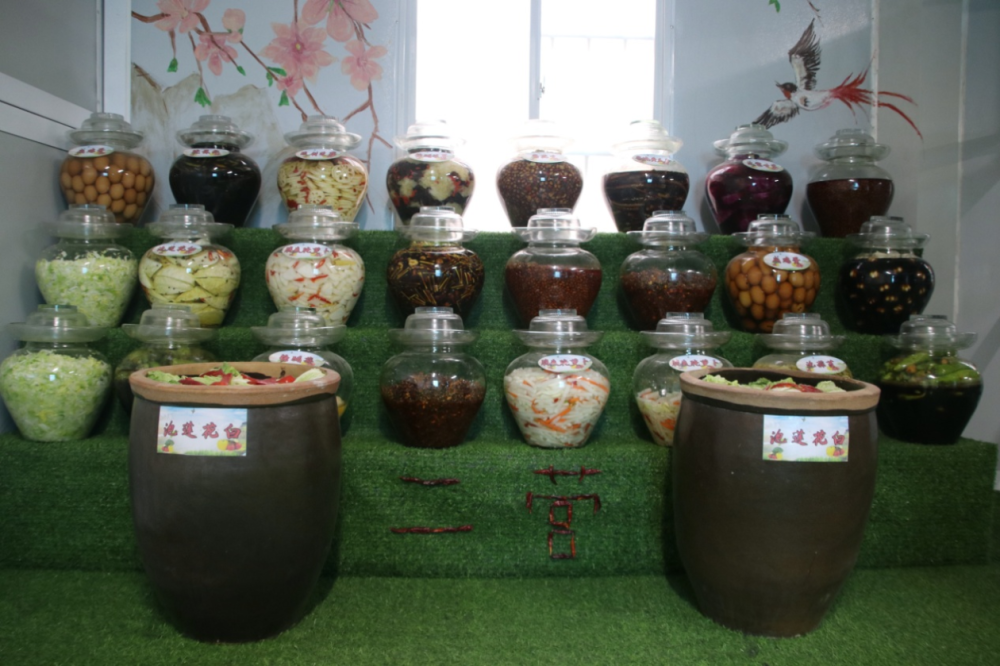 保障方面,该团针对高原海拔高,温度低的特点,建成新型的保温保鲜菜窖