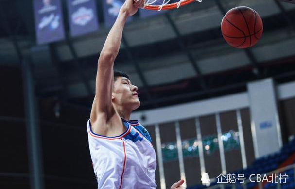 根本就不适合打篮球,也有人认为朱传宇在防守中就是一个大漏洞,这些
