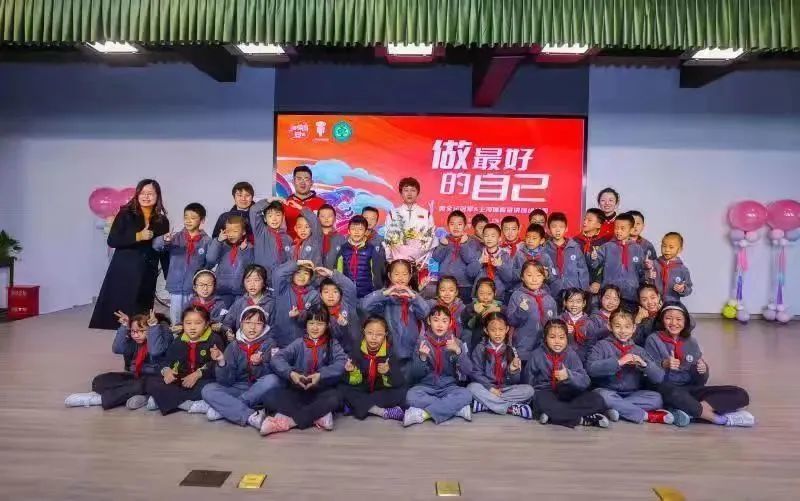 在活动尾声,莘松小学的同学也赠送给了钟天使亲手制作的精美礼品