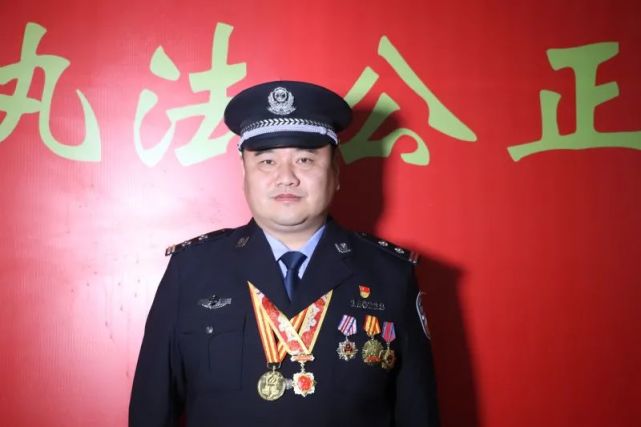 新疆公安英雄谱杨建民当一名警察就要保一方平安