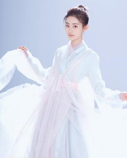 而作为新生代演员的杨雨潼竟然要挑战赵灵儿这个角色,很多的网友对此