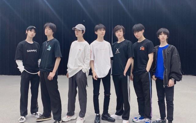 团综路透张真源秀腹肌丁程鑫穿女装文轩cp好的像一个人