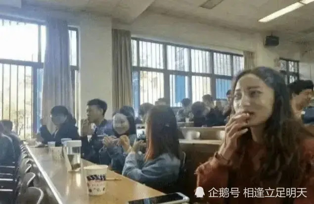 老师带领全班男女同学集体在教室里吸烟，大学教室变成了吸烟室