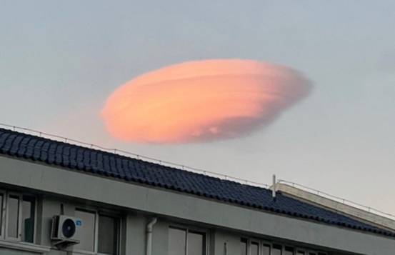 都配文表示,这是自己在北京上空拍到的ufo,也就是我们熟悉的不明飞行