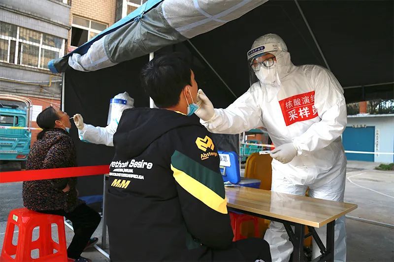 織密織牢疫情防控網以練築防雲夢縣開展全員核酸檢測應急演練