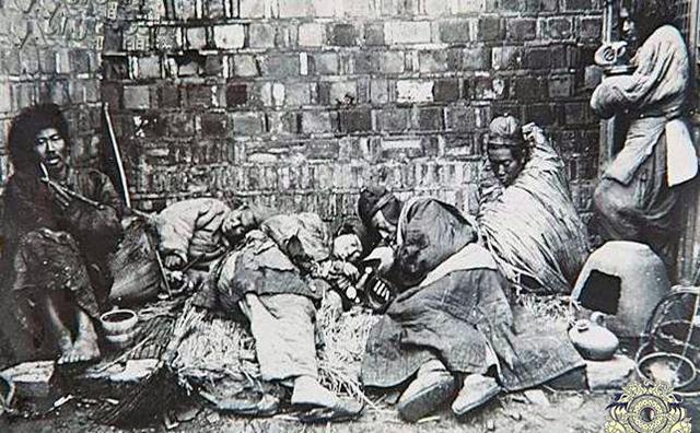 老照片直击吸食鸦片的清朝人:女子床上迷迷糊糊,男子瘦成皮包骨