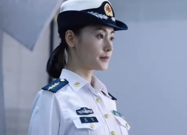 张天爱新剧变军花,身材不输超模,海军服英姿飒爽美出新高度