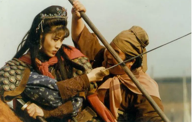 水浒第一女将是谁林冲被打得落荒而逃容貌武功完胜扈三娘