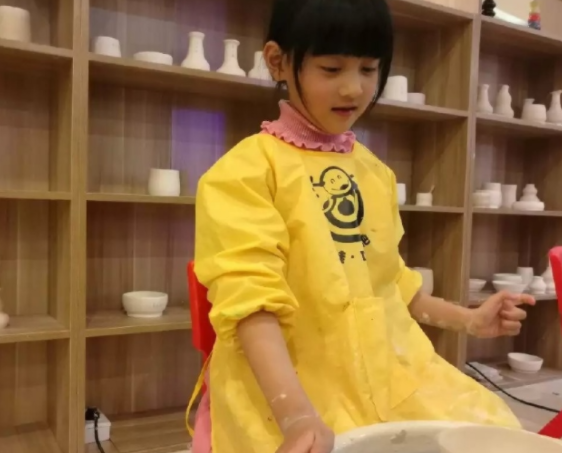 林生斌大女儿酷似小童星两人仅差一岁好像看到长大后的林臻娅