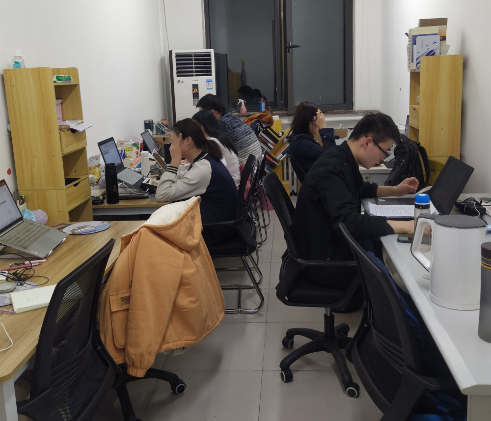 什么人都有主管离开工位电脑未锁屏女同事偷拍其聊天记录