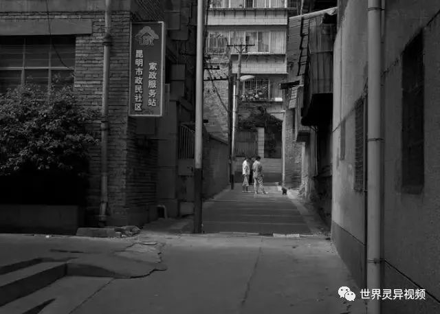 据说有个孕妇在沙朗巷口被杀,死相极惨,打那以后