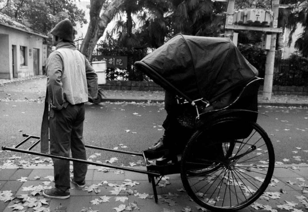 1916年车夫之女服毒自杀,警察厅长亲办豪华葬礼,人群中骂声不断