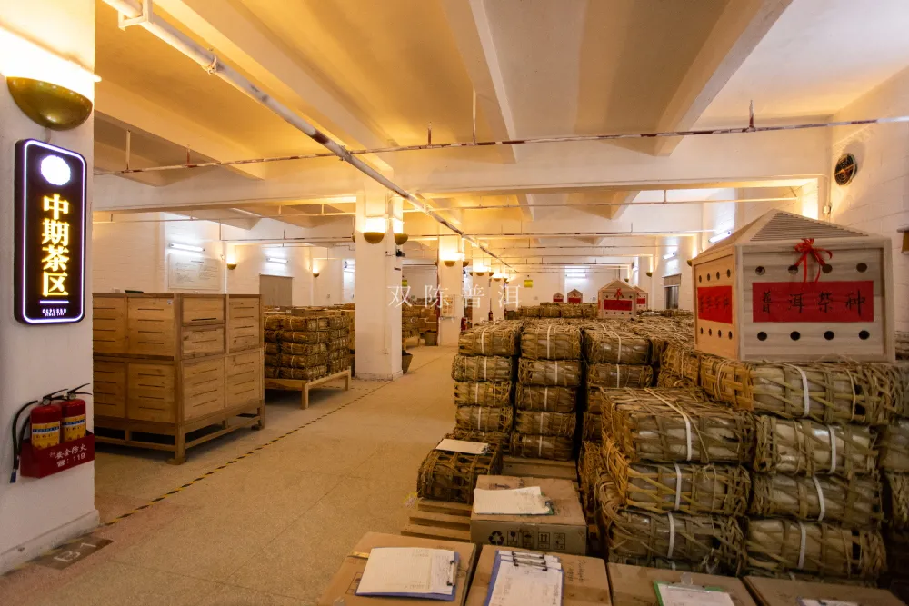 被氧化分解,而他们在氧化分解的时候需要整个茶仓有均衡的微生物菌群