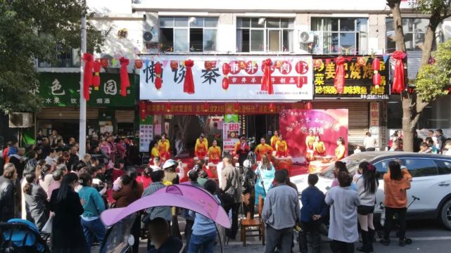 2021年11月12日,在懶談秦市井羊肉館大冶雅興店,花團錦簇,禮炮轟鳴