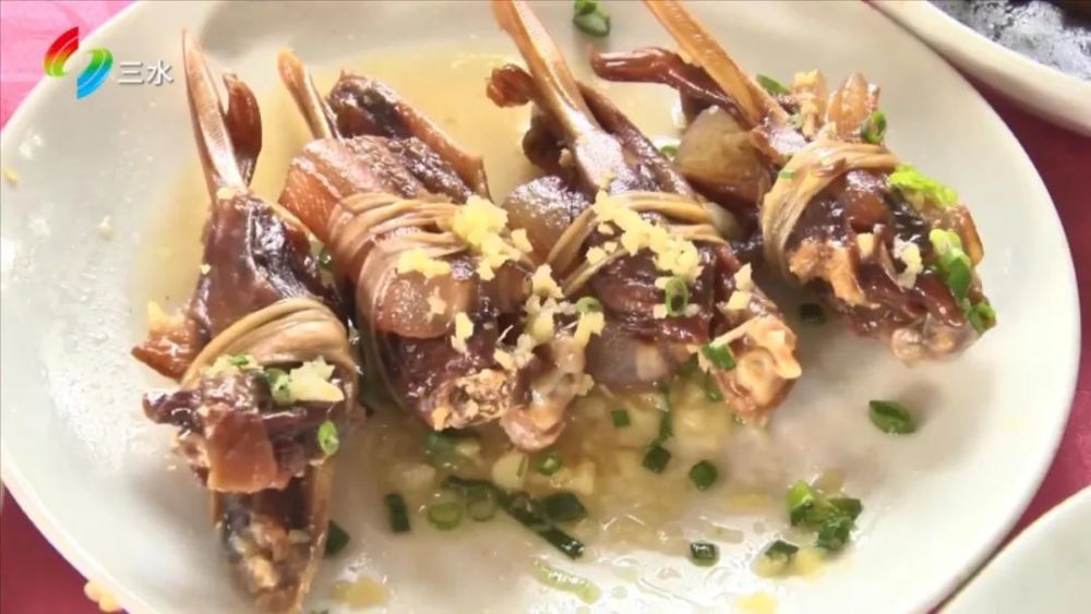 疍家腊鸭扎非遗传承人李桂英今年的猪肉便宜了,所以腊