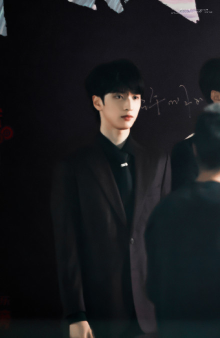 时代少年团全员黑西装亮相音乐盛典少年初长成的模样