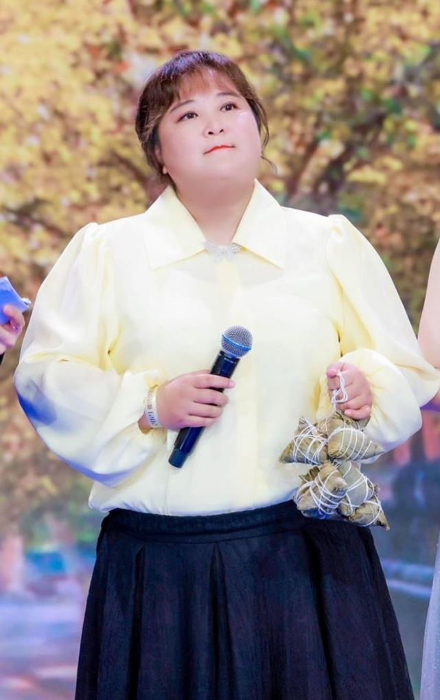 贾玲穿绿色卫衣配白色纱裙,脖子胖出三层肉肉,太可爱了