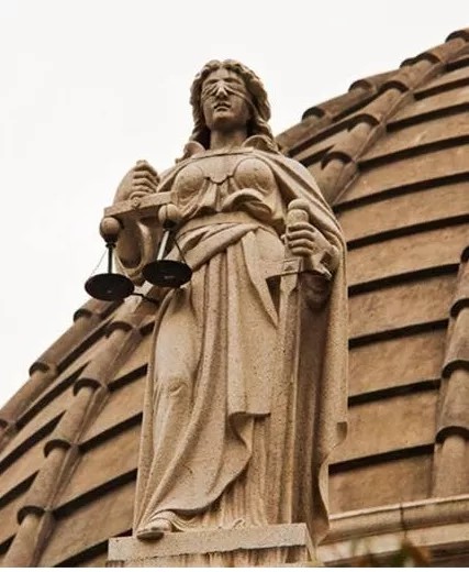 源出希腊神话的正义女神朱蒂提亚的塑像出现于欧洲各地法院门口