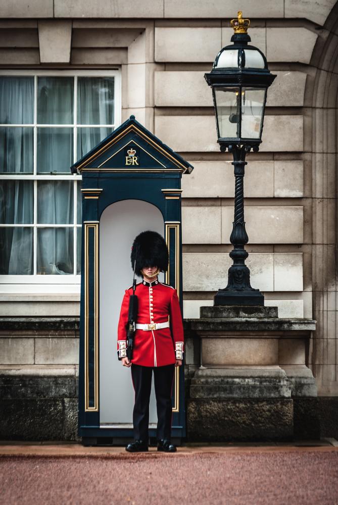 千万别惹英国皇家卫兵,不然下场会很惨!