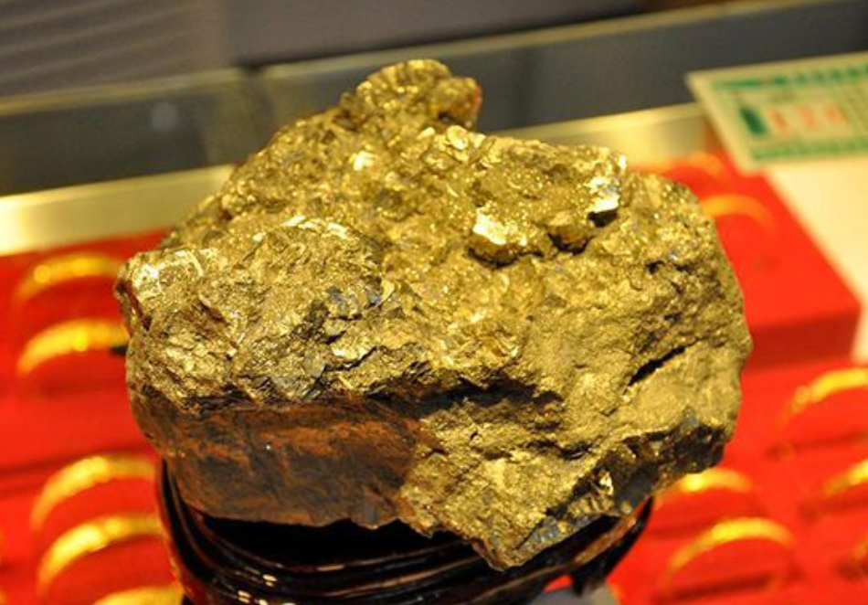 1998年,云南小伙捡到奇石上面长满"金子",鉴定后小伙心疼了_腾讯新闻