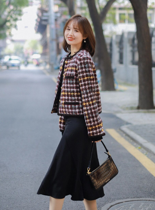 2021冬天流行小香风外套搭配牛仔裤半身裙时髦优雅到骨子里