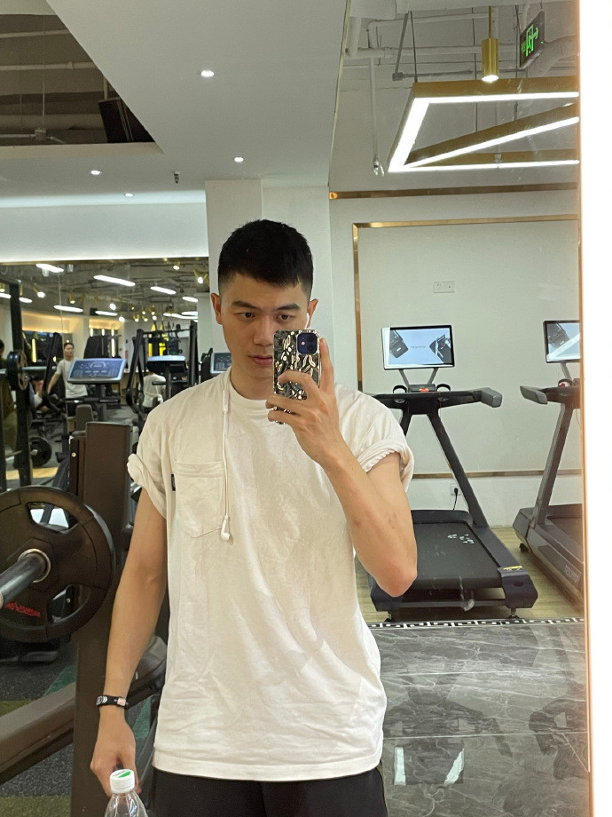 金牛座广州大男孩有颜有料满身肌肉经常在健身房丢衣服