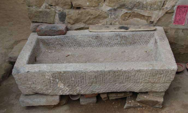 农村淘汰的猪食槽近几年身价大涨有啥用一口气了解