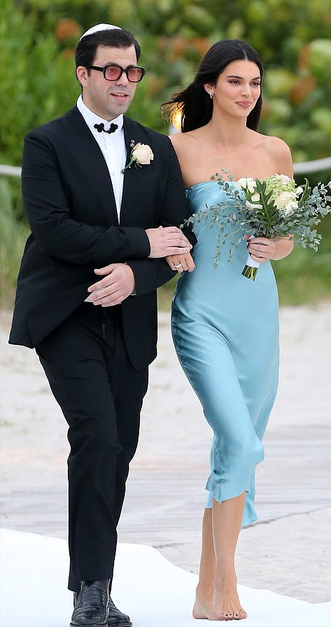 超模肯豆和贝拉闪耀亮相沙滩婚礼!同穿抹胸蓝裙当伴娘,仙气十足