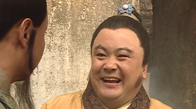 他的干爹是当朝太尉高俅,高俅膝下无子,因而对这个干儿子十分喜爱