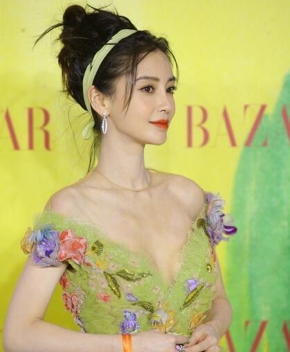 无暇顾老公生日,杨颖慈善夜深v领长裙压群芳,太瘦尽显性感锁骨