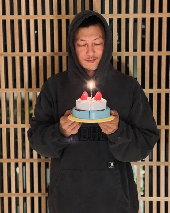 余文乐40岁生日美女环绕，妻子坐C位秀恩爱，喝酒脸通红左拥右抱