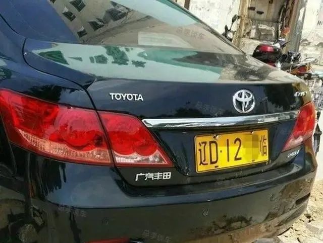 见过黄牌迈巴赫,这黄牌凯美瑞还是第一次见,而且还是临牌