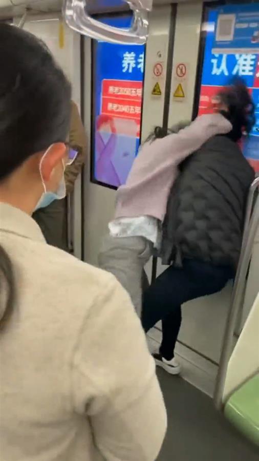 北京地铁女子打架图片