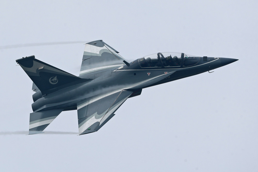 时隔12年再次亮相迪拜l15教练机积极推广国产精品实力不凡